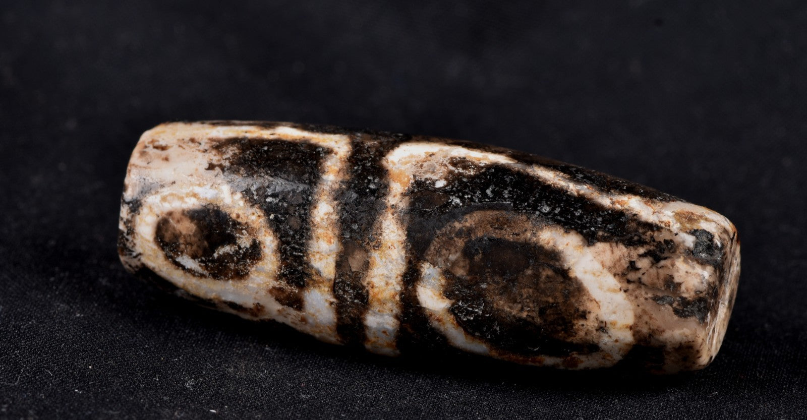 Mystic old pumtek  dzi/bhaisajyaguru/ ''evil eye'  bead with  reach patina #7805
