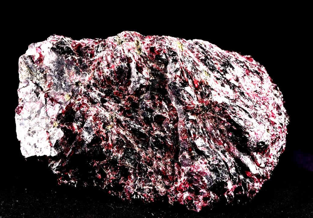 Garnet natural  juicy gem free form  passion courage shaman 8001