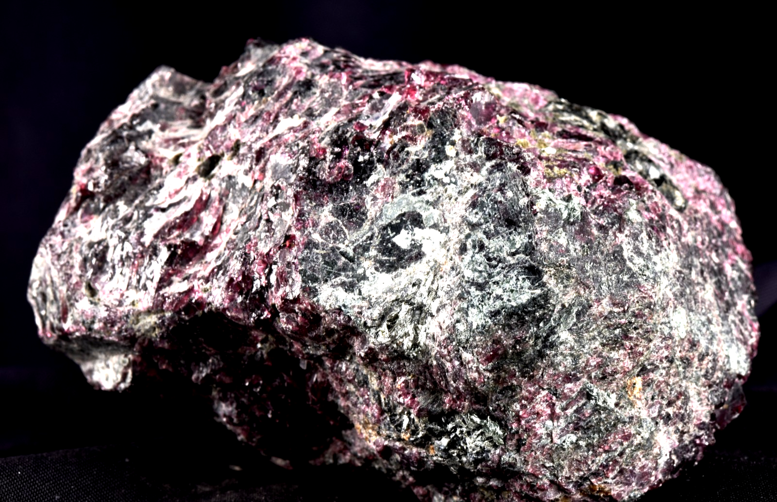 Garnet natural  juicy gem free form  passion courage shaman 8001