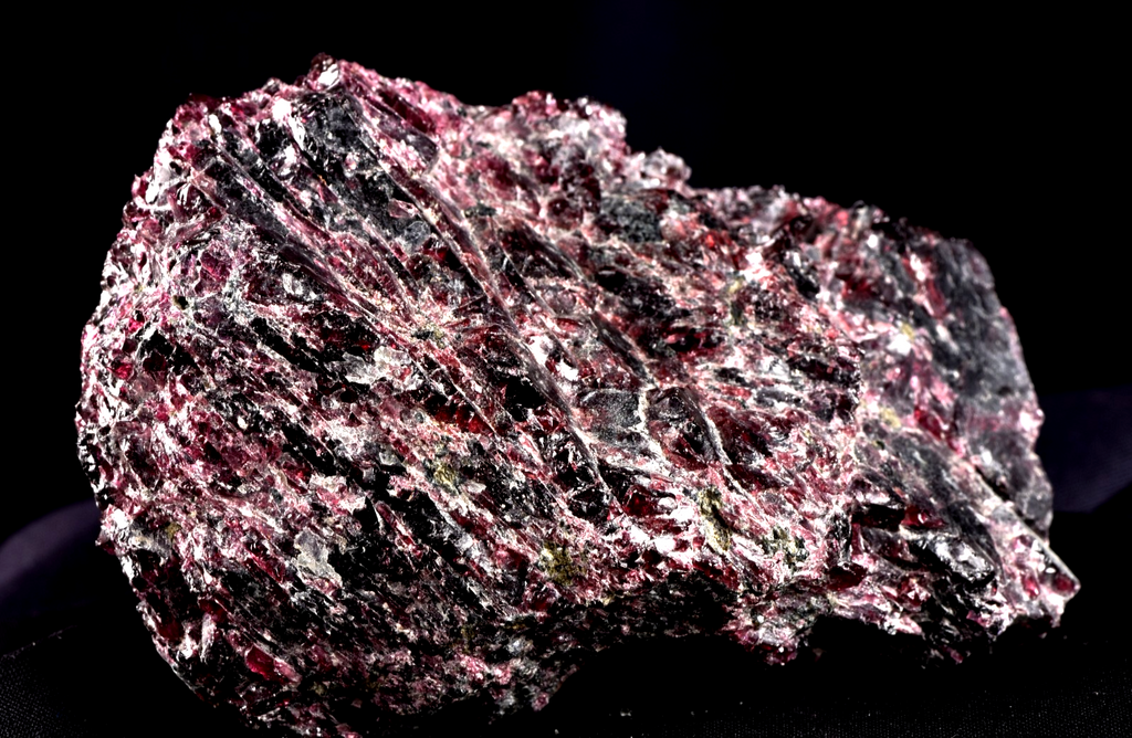 Garnet natural  juicy gem free form  passion courage shaman 8001