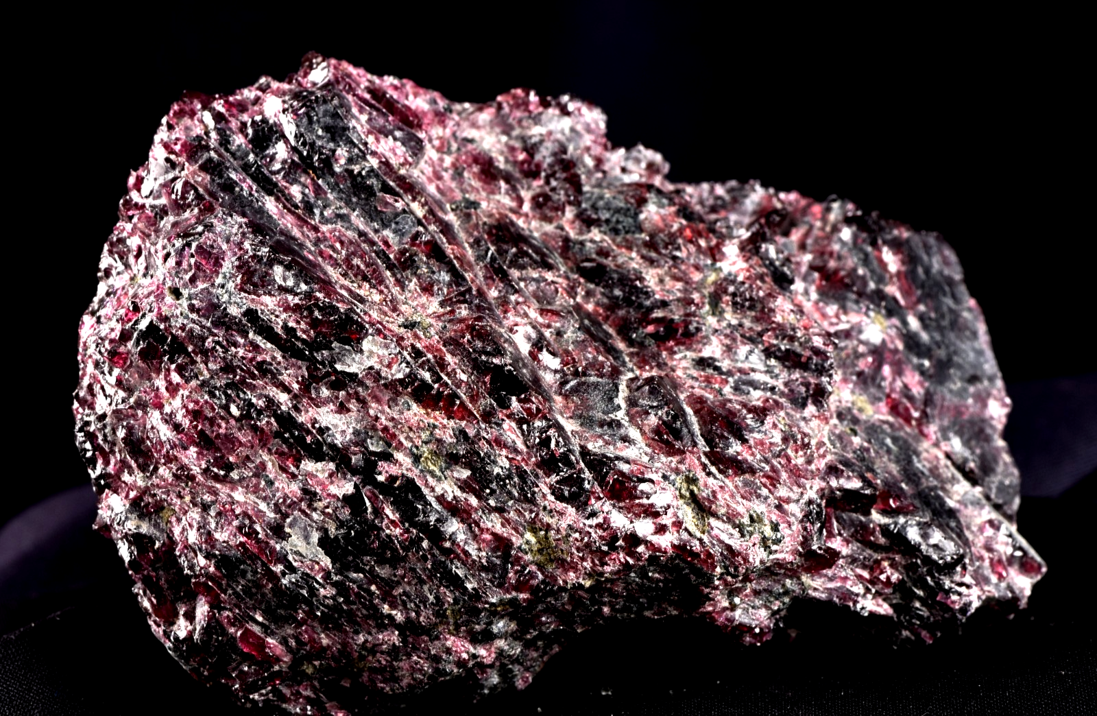 Garnet natural  juicy gem free form  passion courage shaman 8001