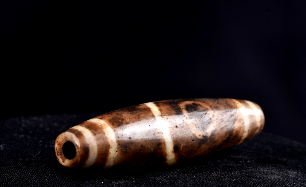 Mystic old pumtek  dzi/bhaisajyaguru/ ''evil eye'  bead with  reach patina #8105