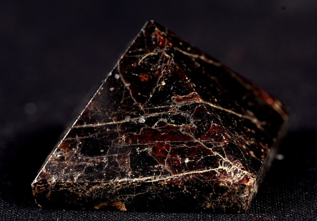 Garnet natural  juicy gem tiny  pyramid  passion courage shaman 7948