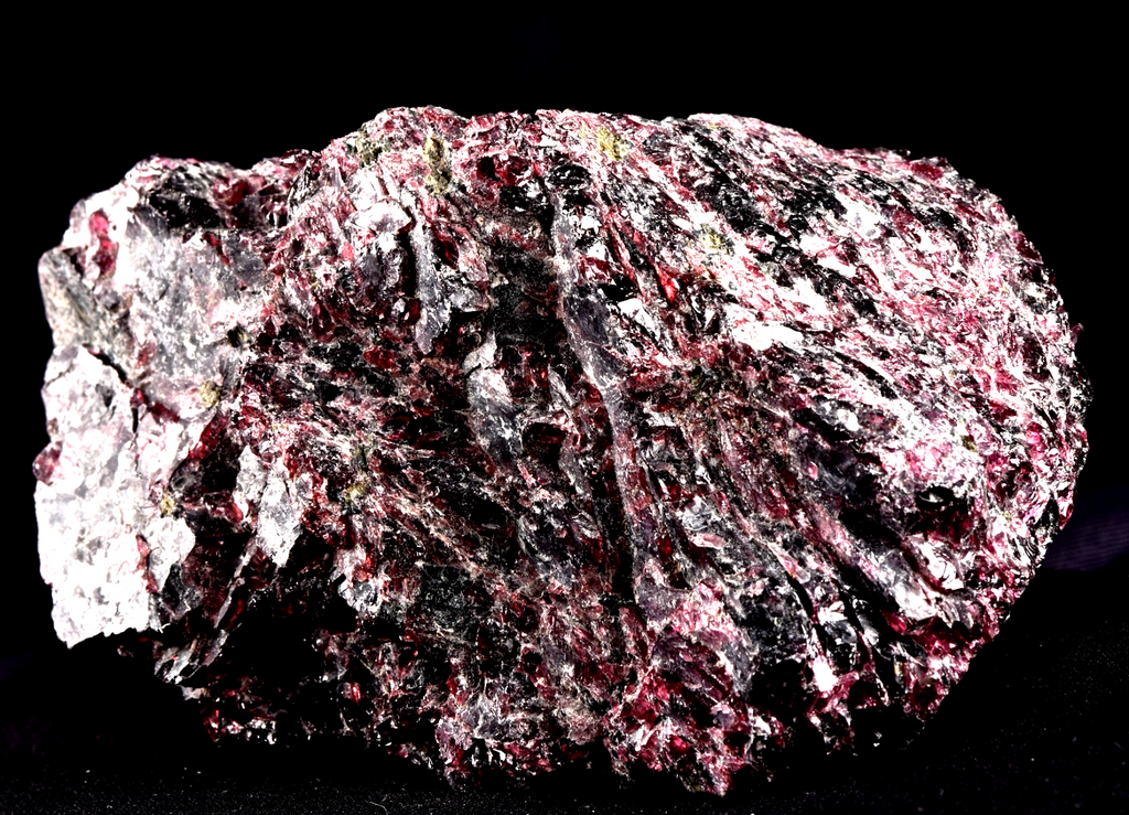 Garnet natural  juicy gem free form  passion courage shaman 8001