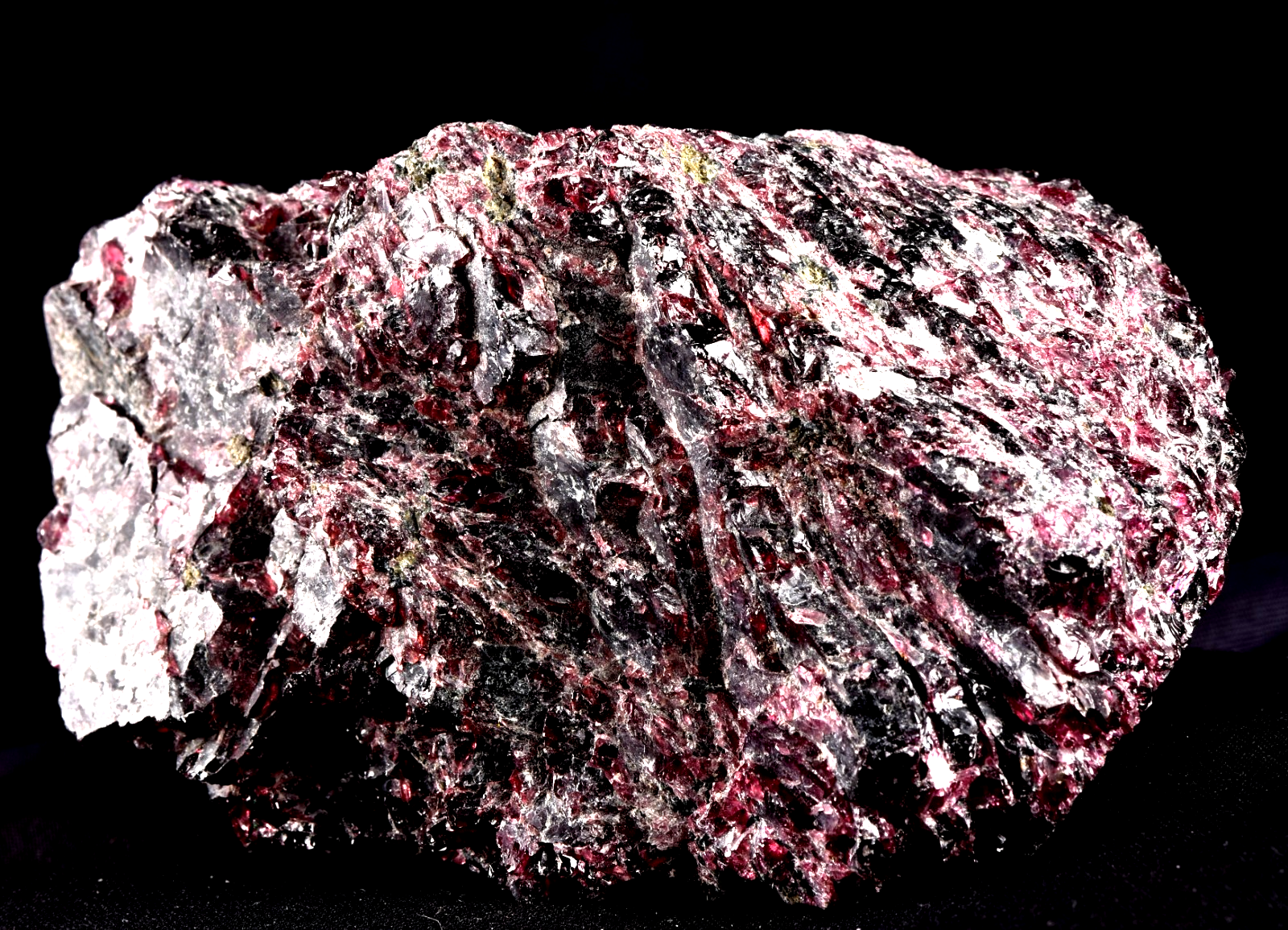 Garnet natural  juicy gem free form  passion courage shaman 8001