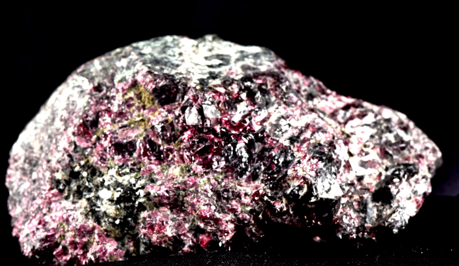 Garnet natural  juicy gem free form  passion courage shaman 8001