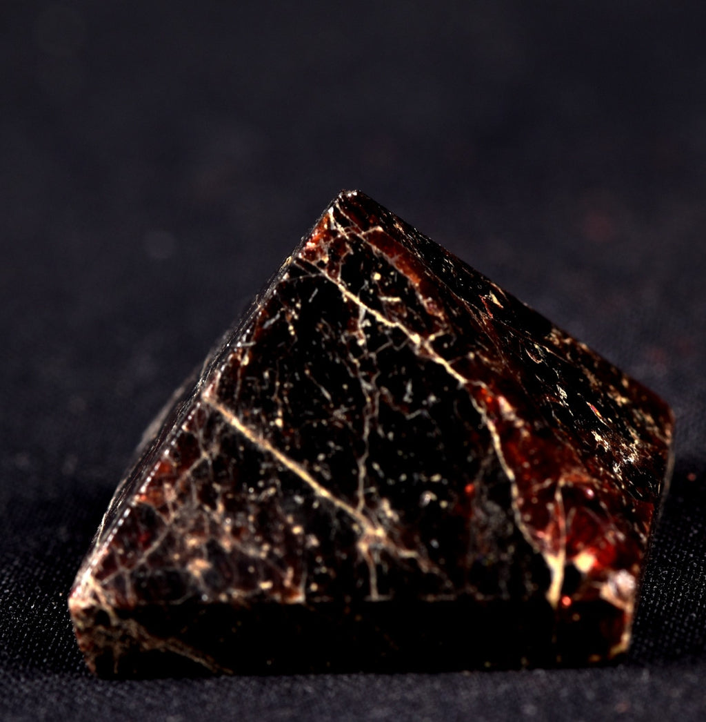 Garnet natural  juicy gem tiny  pyramid  passion courage shaman 7948