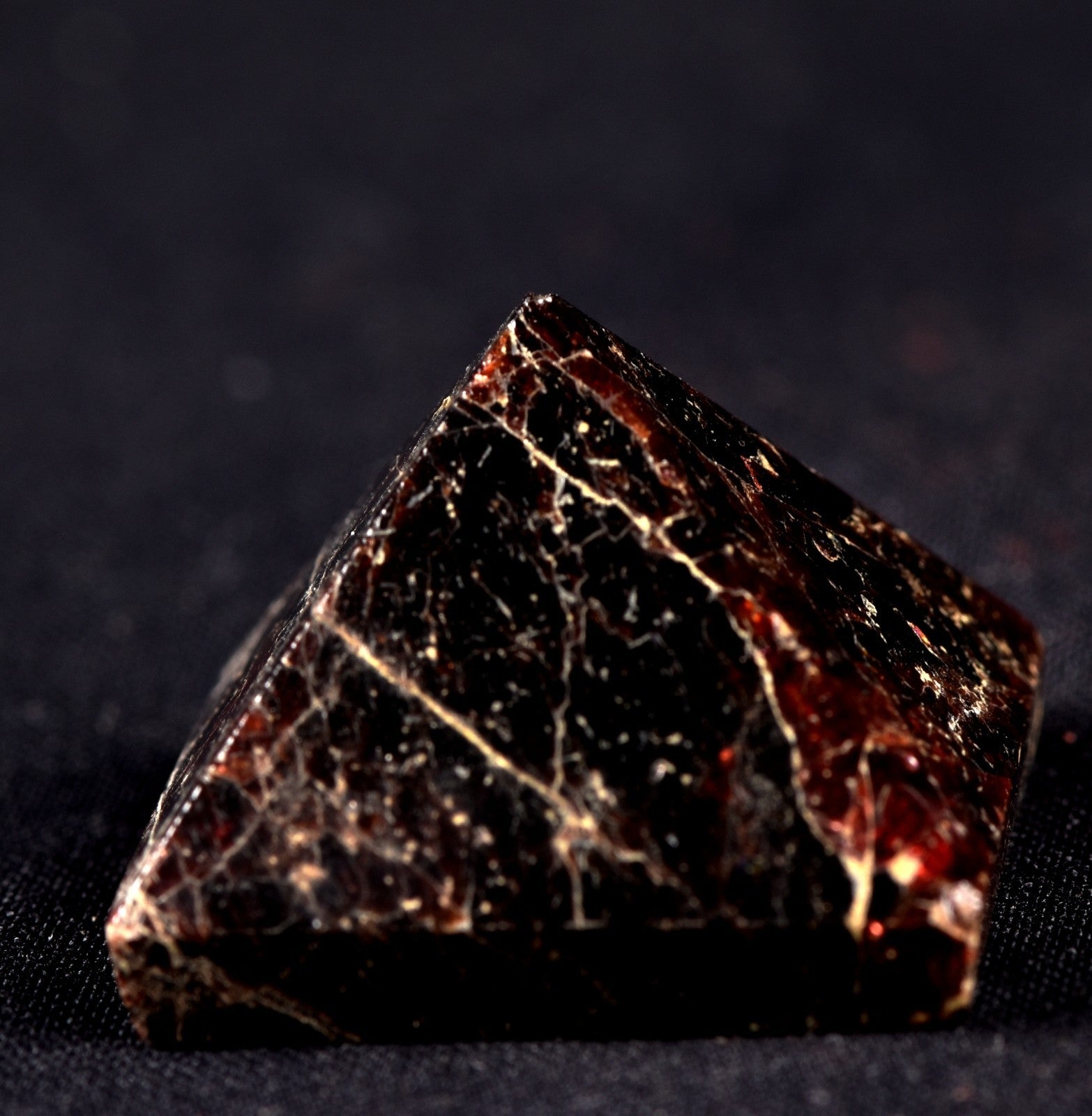 Garnet natural  juicy gem tiny  pyramid  passion courage shaman 7948