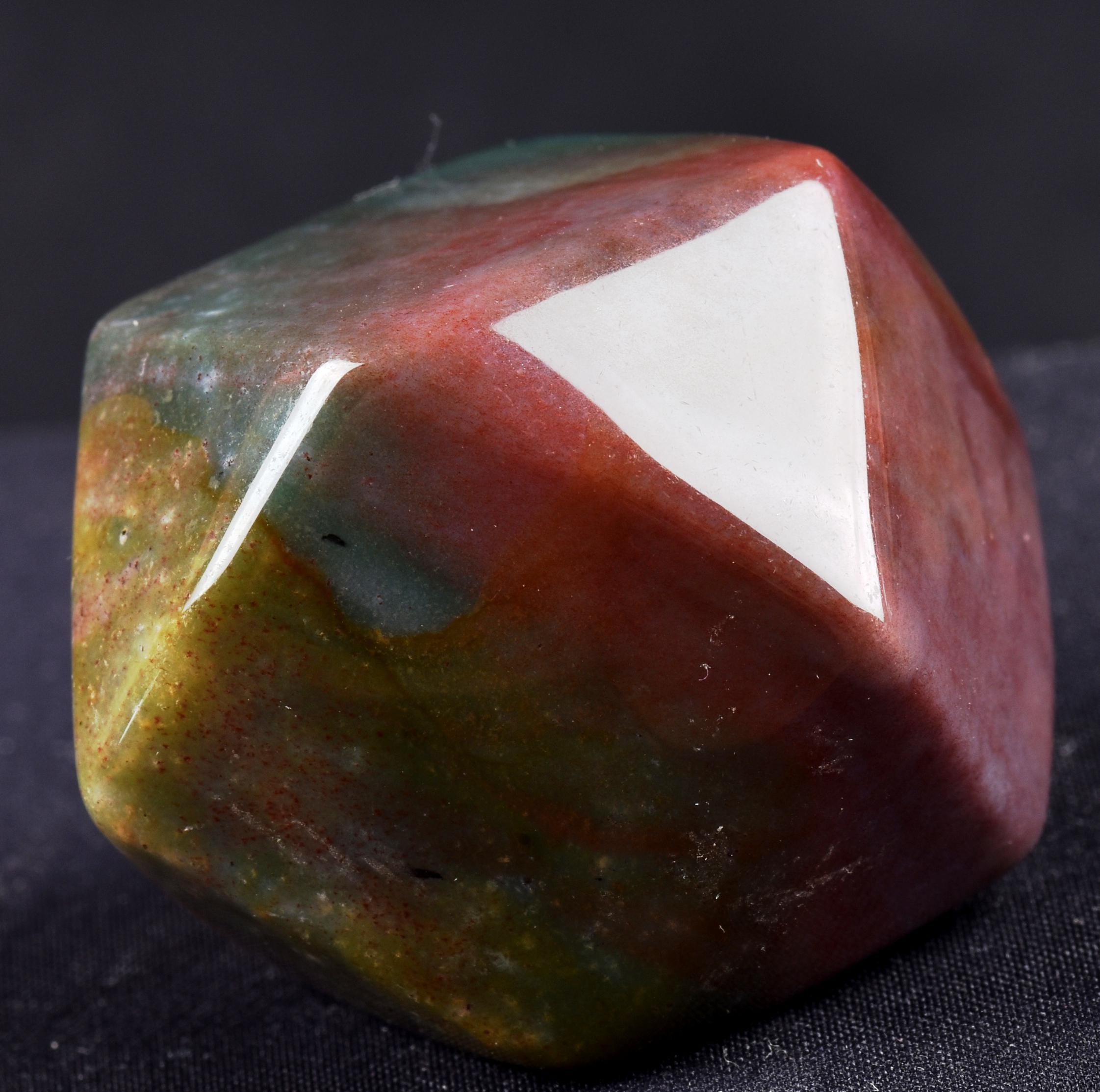 Blood stone  hexagonal  energy and strength ,constant energy flows    grounding negative energy and cleansing the body  7526
