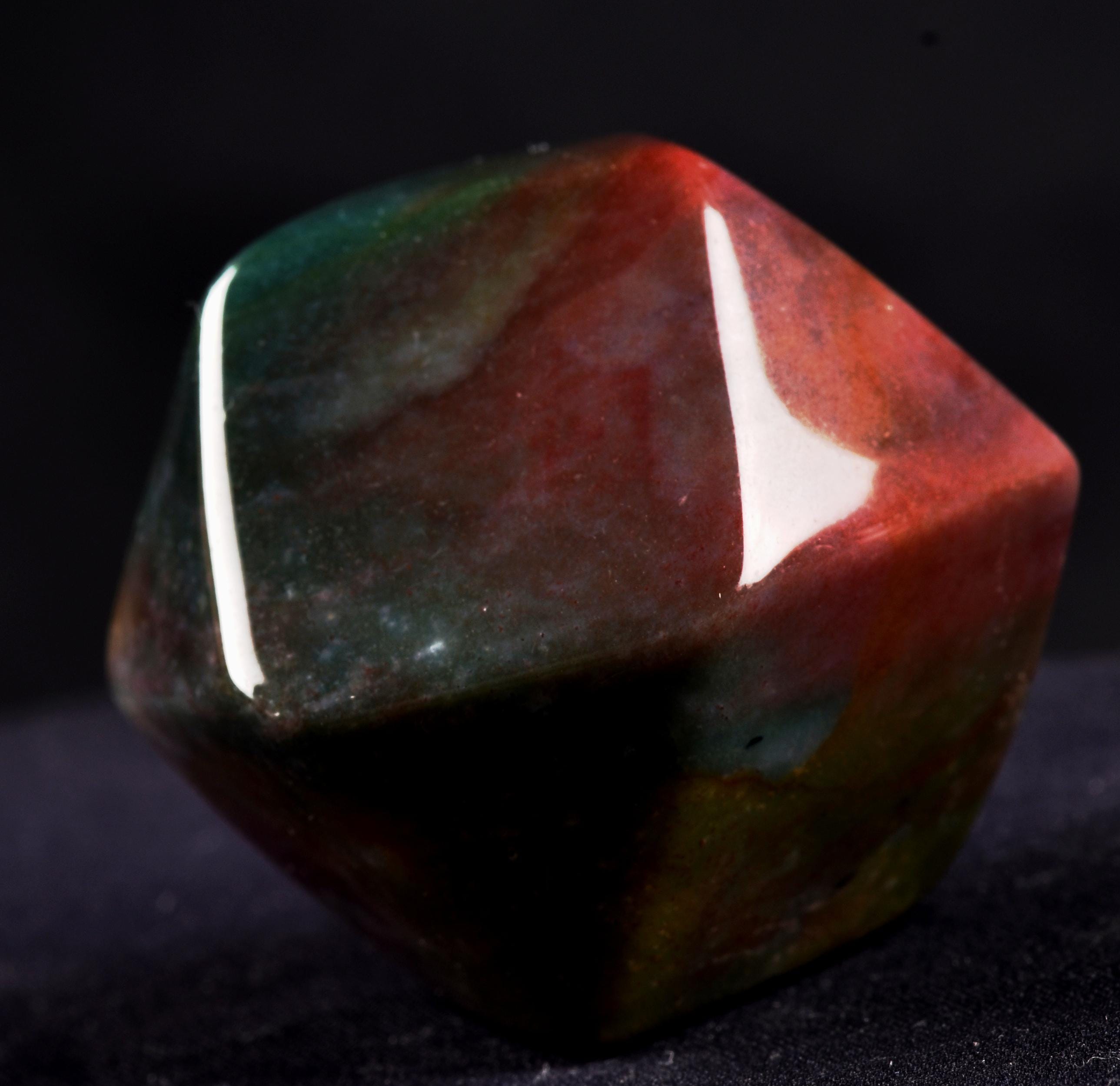 Blood stone  hexagonal  energy and strength ,constant energy flows    grounding negative energy and cleansing the body  7526