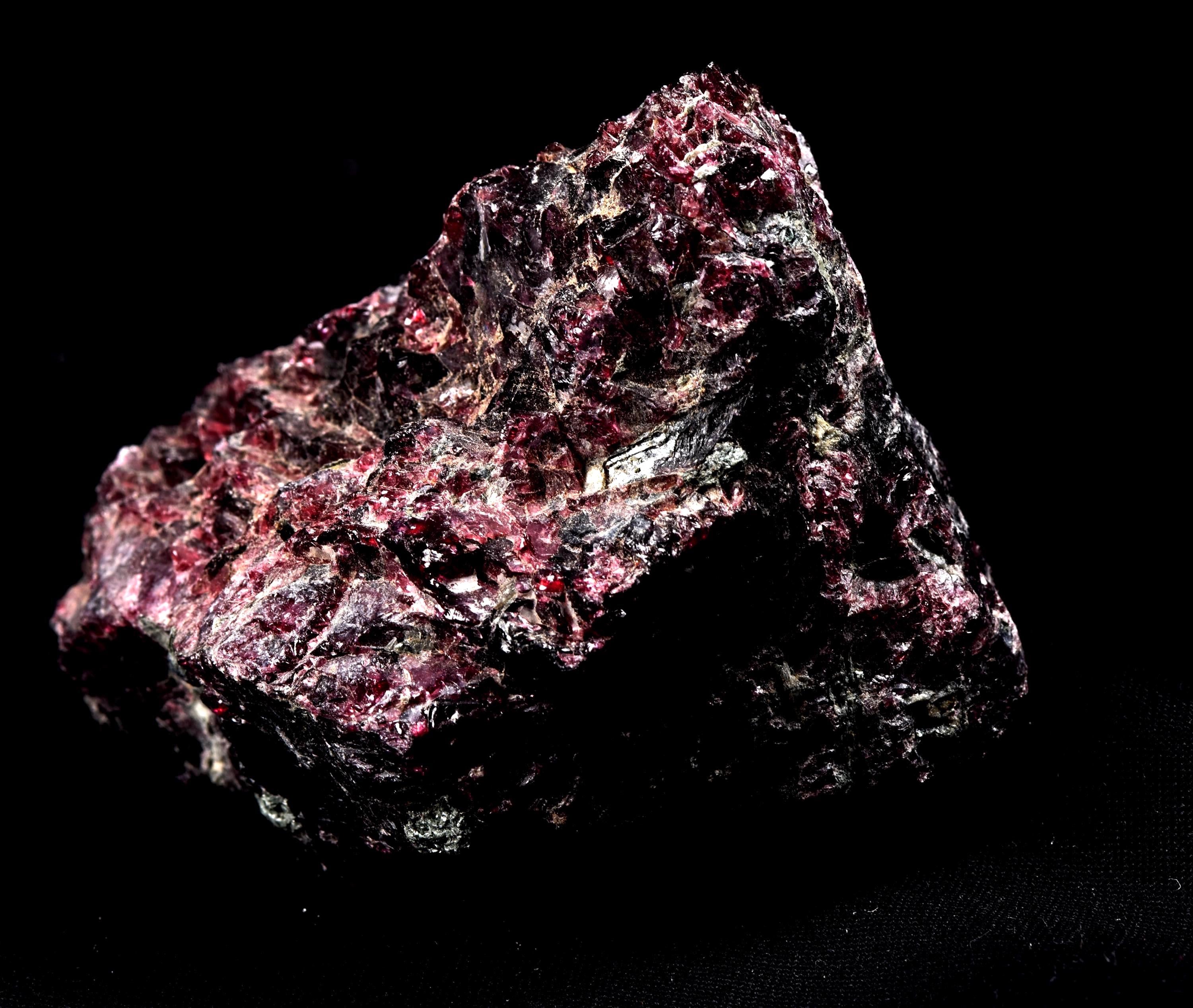 Garnet natural  juicy gem free form passion courage  # 8174