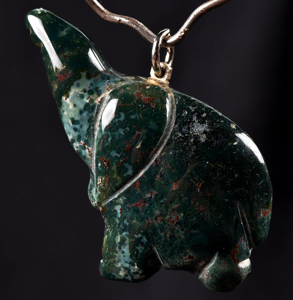 Blood stone elephant  pendant high   energy  ,constant energy flows    grounding negative energy and cleansing the body  8219