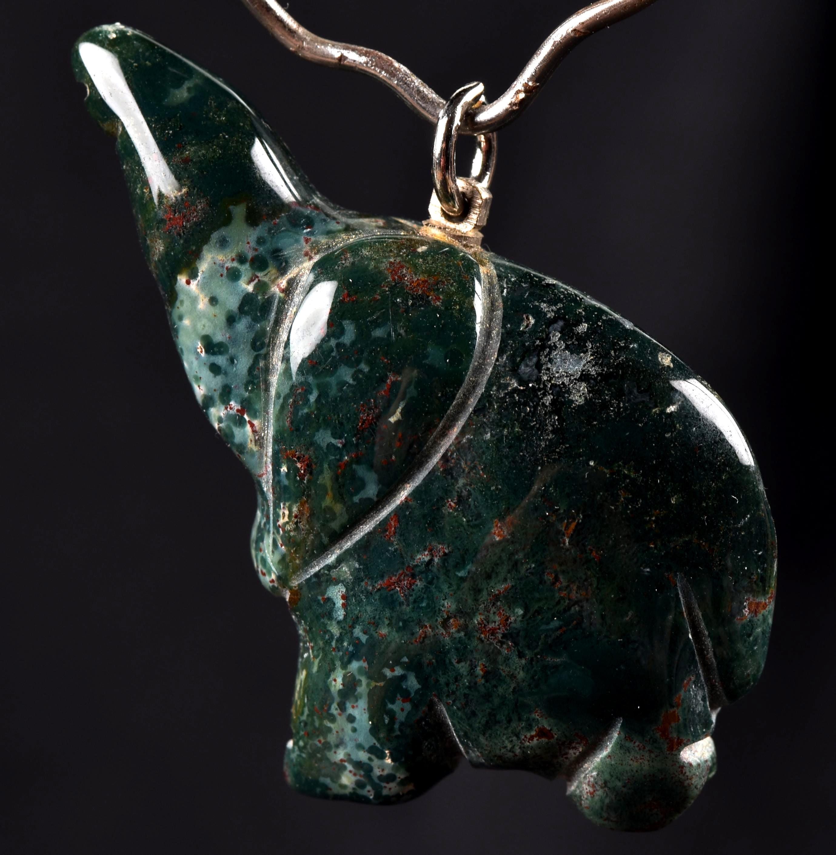 Blood stone elephant  pendant high   energy  ,constant energy flows    grounding negative energy and cleansing the body  8219