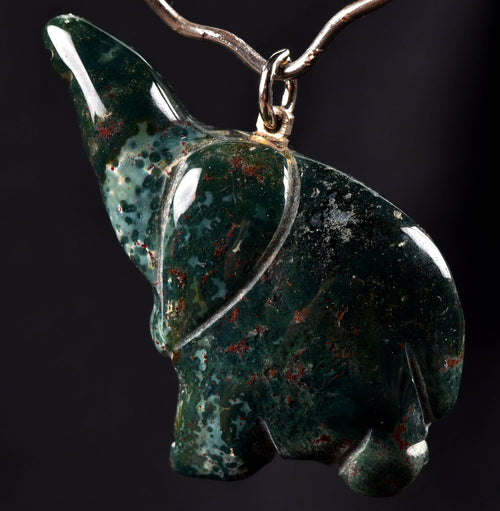 Blood stone elephant  pendant high   energy  ,constant energy flows    grounding negative energy and cleansing the body  8219