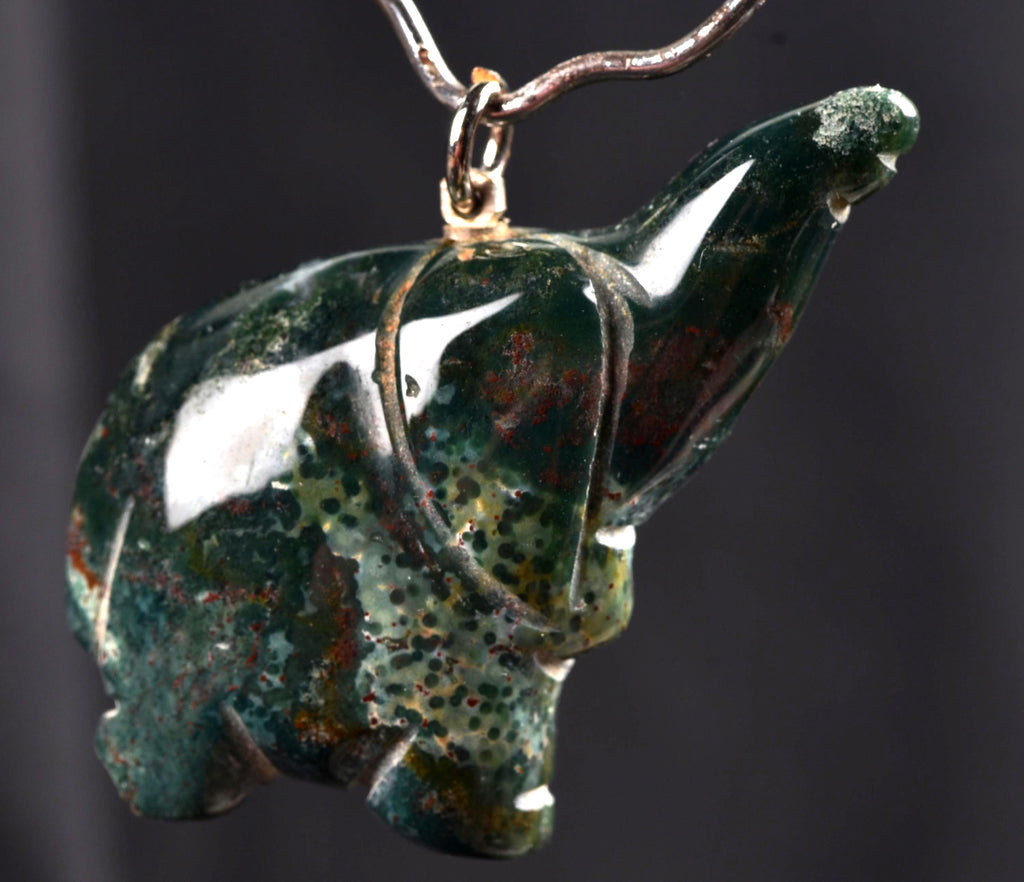 Blood stone elephant  pendant high   energy  ,constant energy flows    grounding negative energy and cleansing the body  8219
