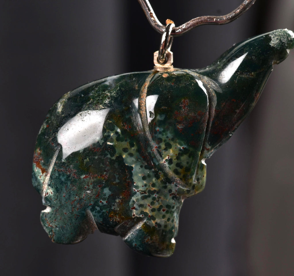 Blood stone elephant  pendant high   energy  ,constant energy flows    grounding negative energy and cleansing the body  8219